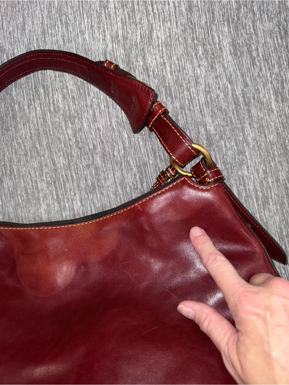 Dooney & Bourke Kingston Shoulder bag in Bordeaux Florentine leather - Picture 4 of 15